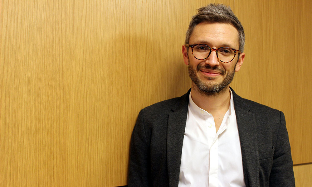Džejson Hikel: Preoblikujmo proizvodnju da služi životu, a ne profitu